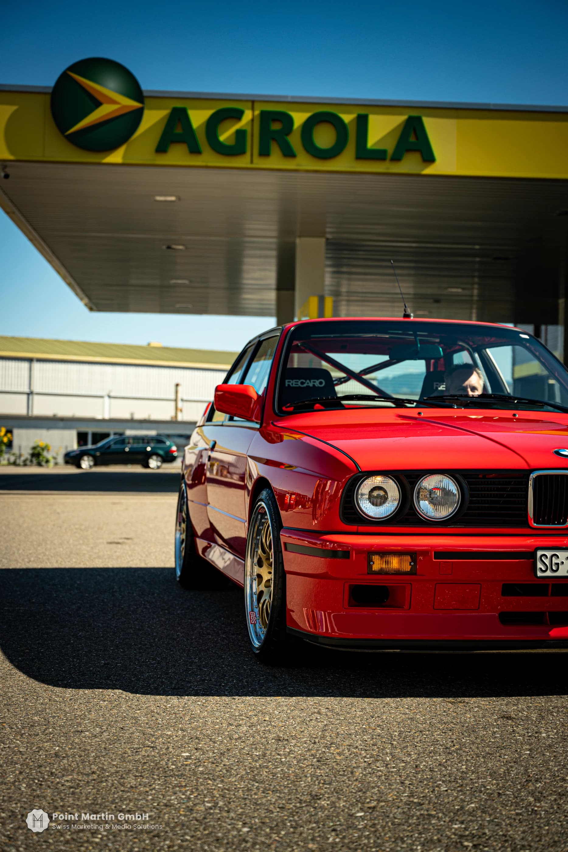 Roter BMW unter dem Dach der Agrola-Tankstelle